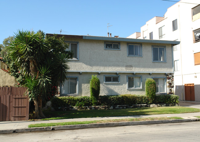 5037 Bakman Ave in North Hollywood, CA - Building Photo - Building Photo