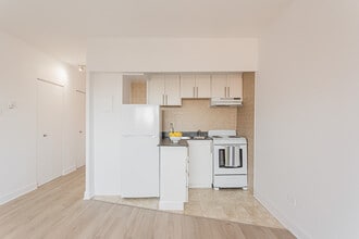 Hillside House in Westmount, QC - Building Photo - Building Photo