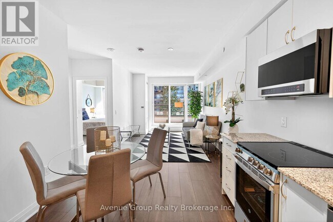 700 Sheppard Ave W in Toronto, ON - Building Photo - Building Photo