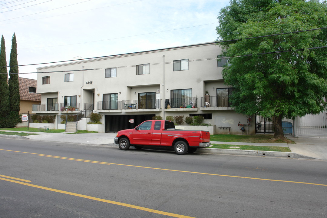 6606 Hazeltine Ave in Van Nuys, CA - Building Photo