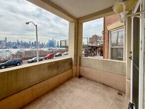 941 JFK Blvd E in Weehawken, NJ - Building Photo - Building Photo