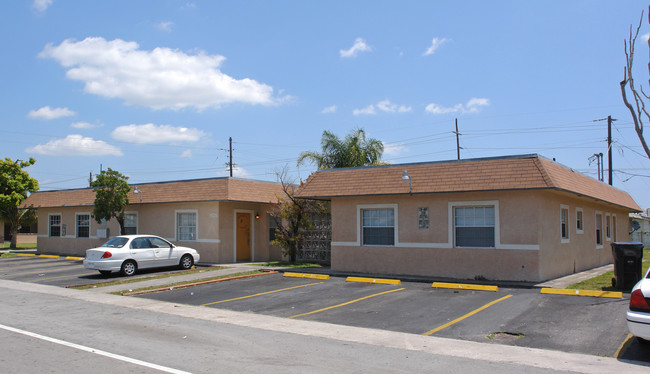 3990 NW 31st Ave in Lauderdale Lakes, FL - Foto de edificio - Building Photo