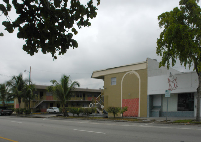 Washington Square Apartments in Hollywood, FL - Foto de edificio - Building Photo