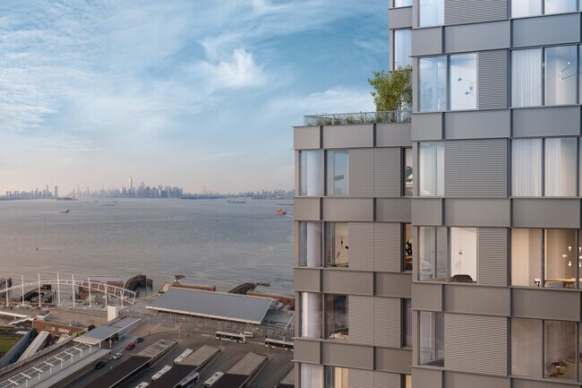 The Residences at Lighthouse Point in Staten Island, NY - Foto de edificio - Building Photo