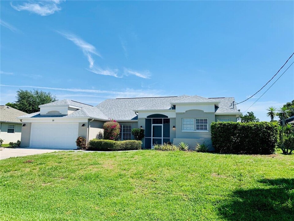 30 Fairway Rd in Rotonda West, FL - Building Photo