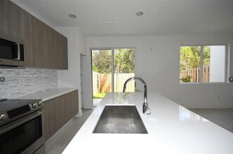 10259 NW 72nd Terrace in Doral, FL - Building Photo - Building Photo
