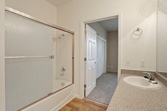 8905 Davis Rd in Stockton, CA - Foto de edificio - Building Photo