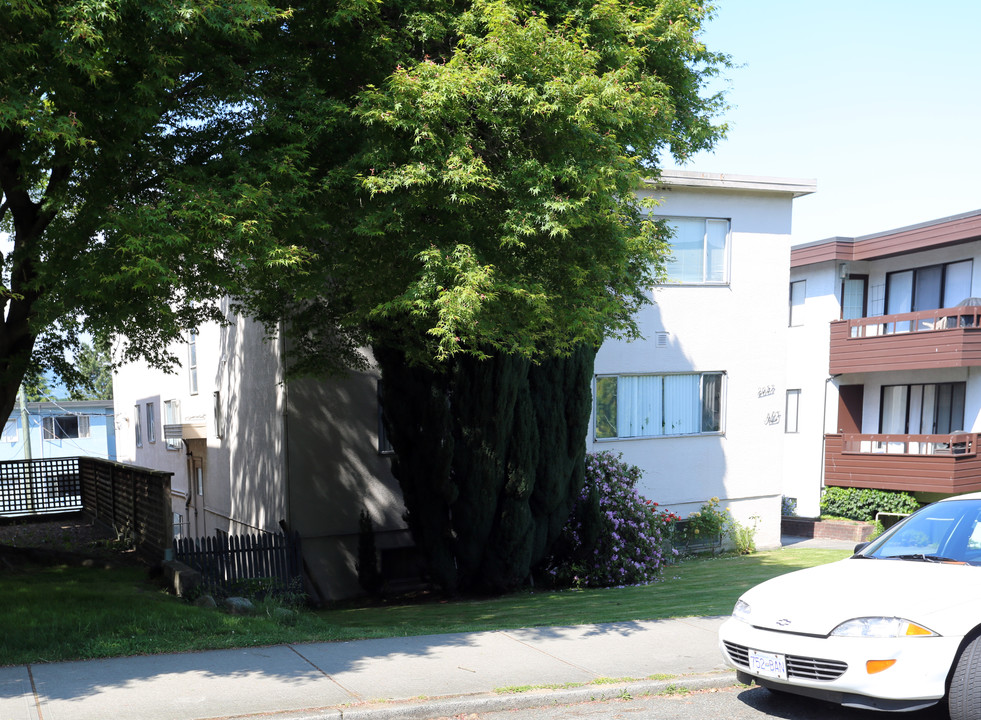 2057 W 2nd Ave in Vancouver, BC - Building Photo