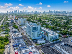 Fourteen Main Street Residences in Miami, FL - Foto de edificio - Building Photo