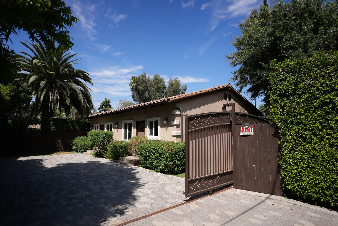 19617 Oxnard St in Tarzana, CA - Foto de edificio