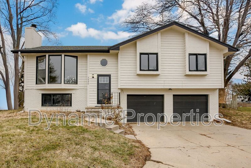 7926 Primrose Ct in La Vista, NE - Foto de edificio