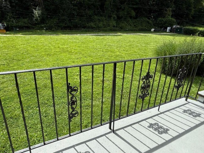 39 Rome Ave in Bedford Hills, NY - Foto de edificio - Building Photo