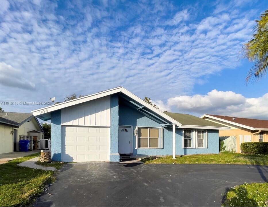 7429 SW 14th Ct in North Lauderdale, FL - Building Photo