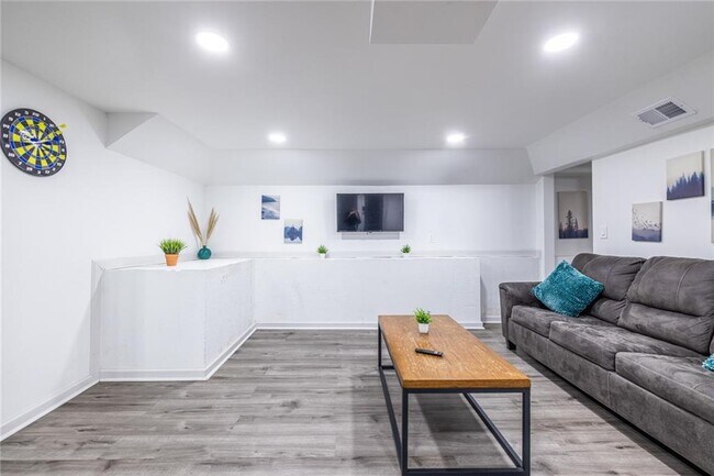 property at 1122 Elaine Dr