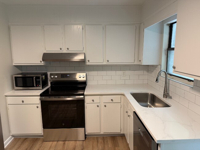 320 Ridgecrest Rd in Cary, NC - Foto de edificio - Building Photo