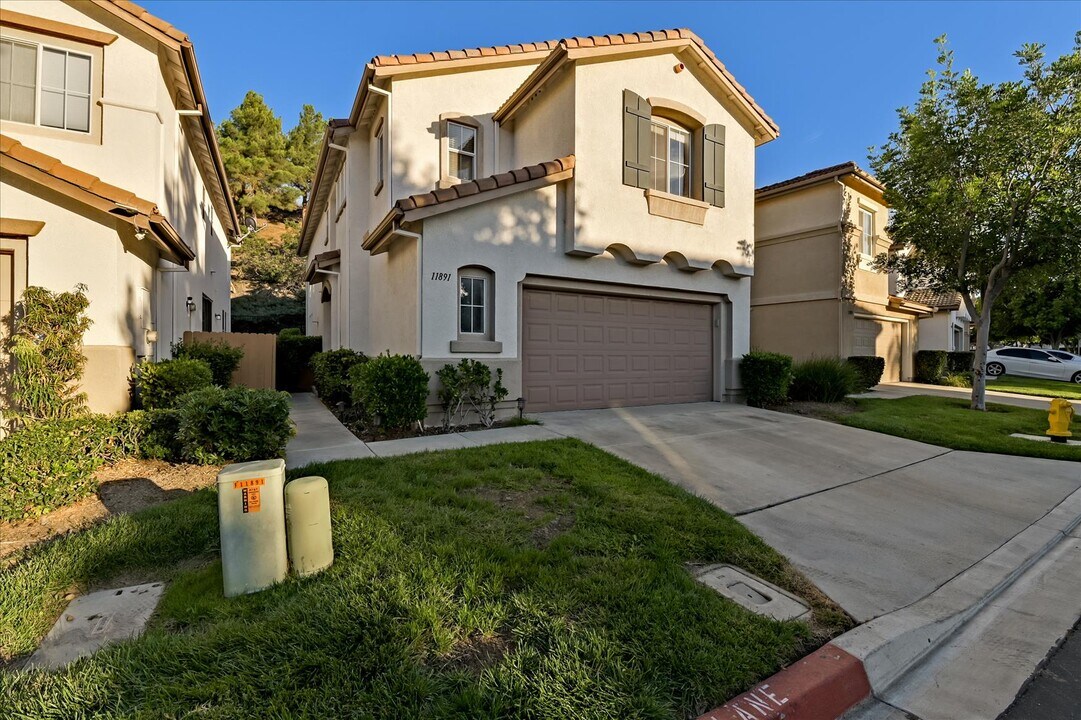 11891 Westview Pky in San Diego, CA - Building Photo