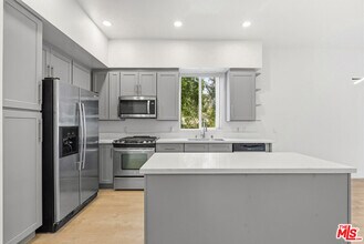 12920 W Runway Rd in Los Angeles, CA - Building Photo - Building Photo