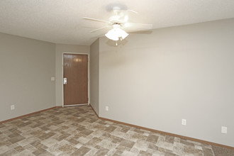 Cleveland Heights Apartments in Sioux Falls, SD - Building Photo - Interior Photo