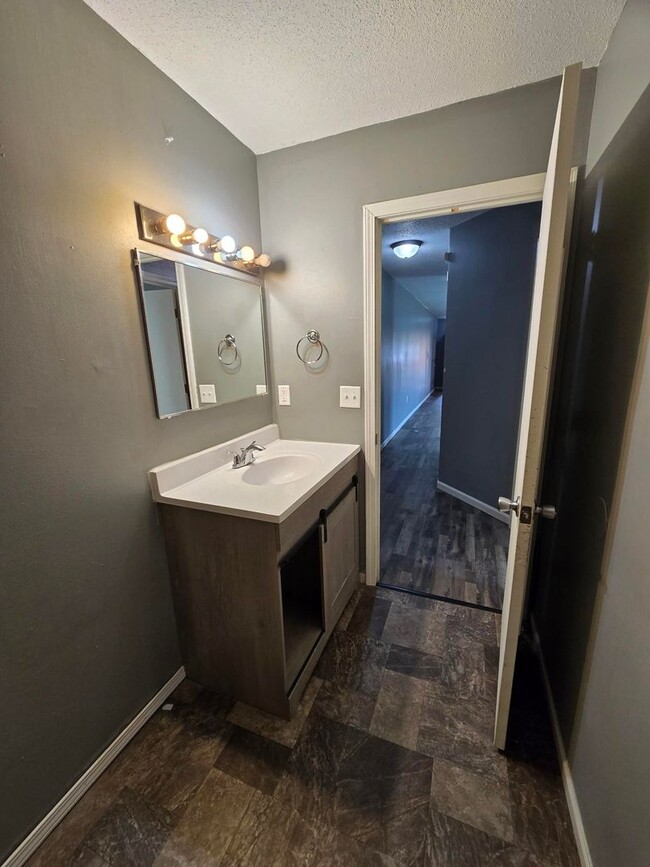 1201 W White St in Marion, IL - Building Photo - Building Photo