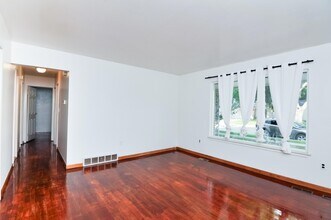 8807 Tavistock Dr in Plymouth, MI - Building Photo - Building Photo