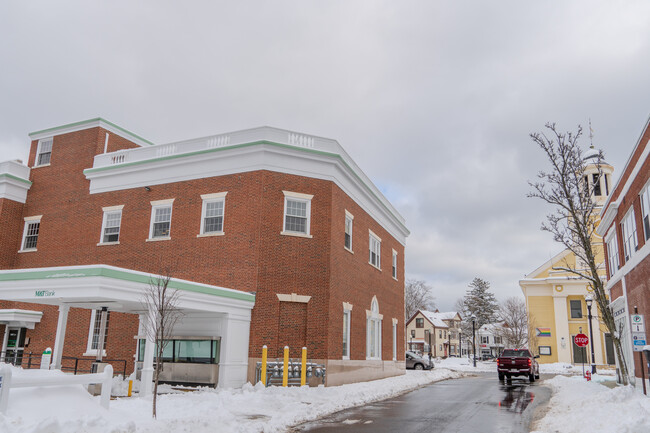 240 Cabot St, Unit 201 in Beverly, MA - Building Photo - Building Photo