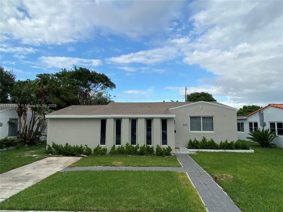 3221 Cleveland St in Hollywood, FL - Building Photo