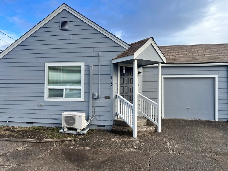 830 Oak Ter in Sweet Home, OR - Building Photo