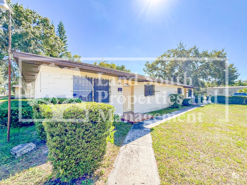 318 Ariana St in Lakeland, FL - Building Photo