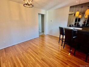 211 W Walnut St in Long Beach, NY - Building Photo - Building Photo