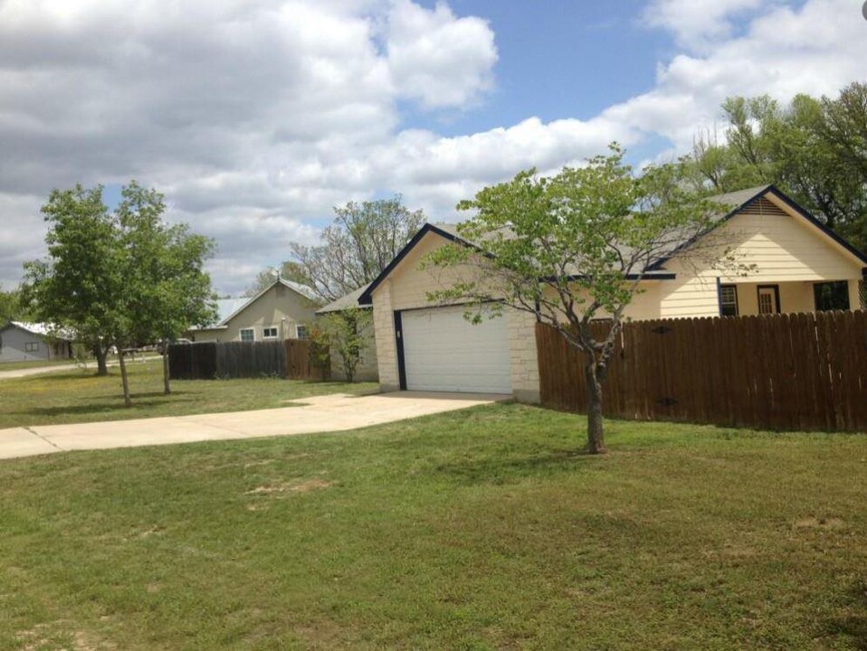 105 Snyder Trail in Liberty Hill, TX - Building Photo