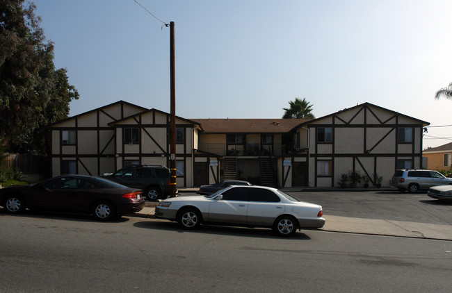 1117 Helix St in Spring Valley, CA - Foto de edificio - Building Photo