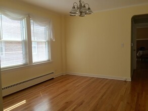 5042 N Mango Ave, Unit 1 in Chicago, IL - Foto de edificio - Building Photo