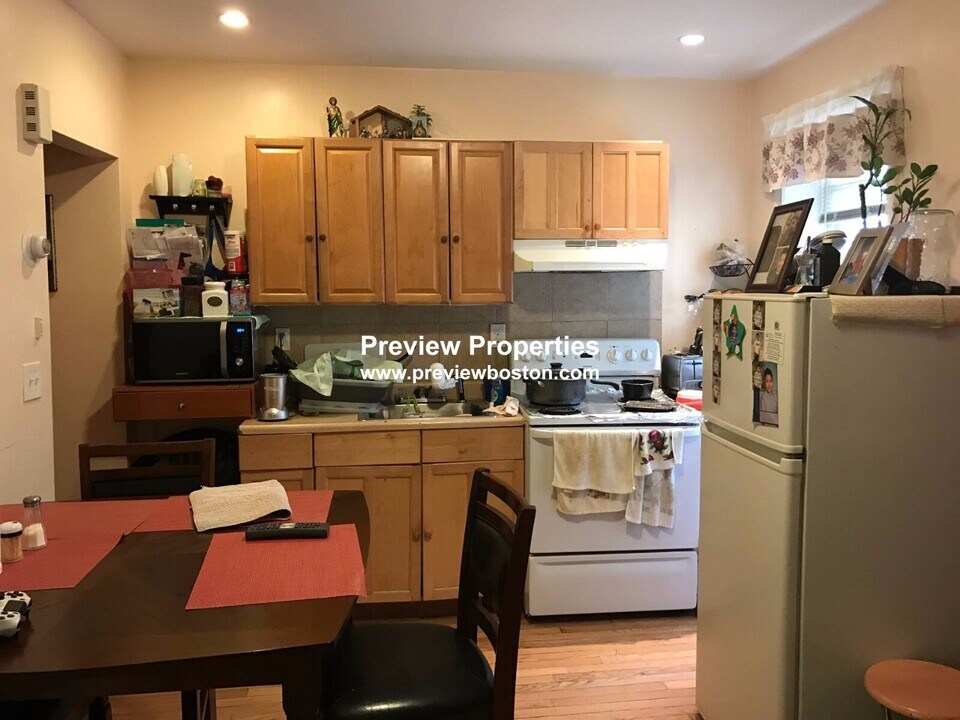 144 Chelsea St in Boston, MA - Building Photo