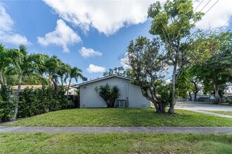 2260 Charleston St in Hollywood, FL - Foto de edificio - Building Photo