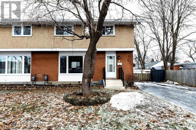 property at 3 Farlane Blvd