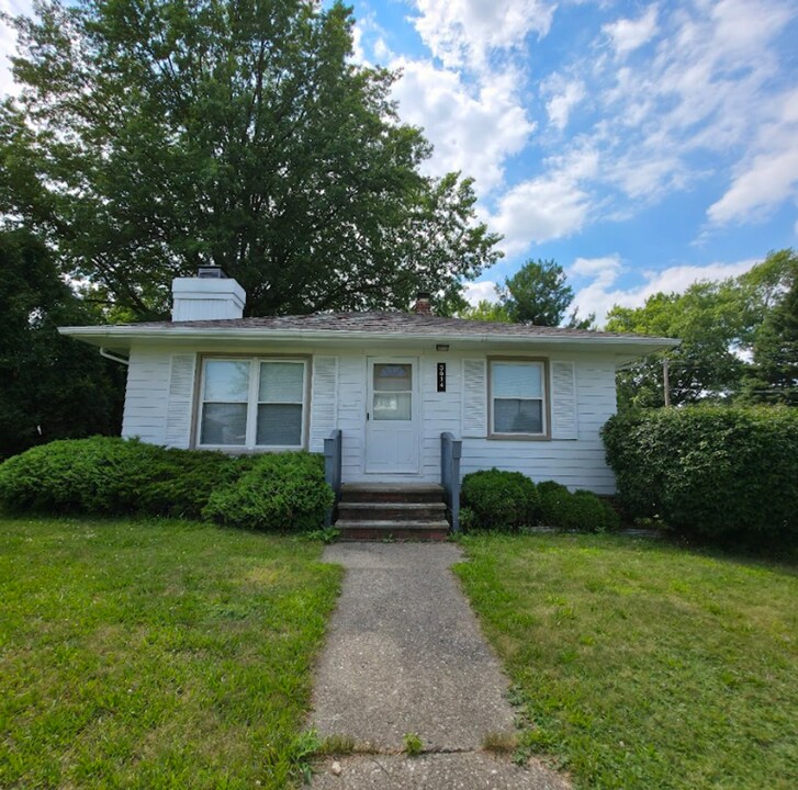 5614 Cumberland Dr in Garfield Heights, OH - Foto de edificio