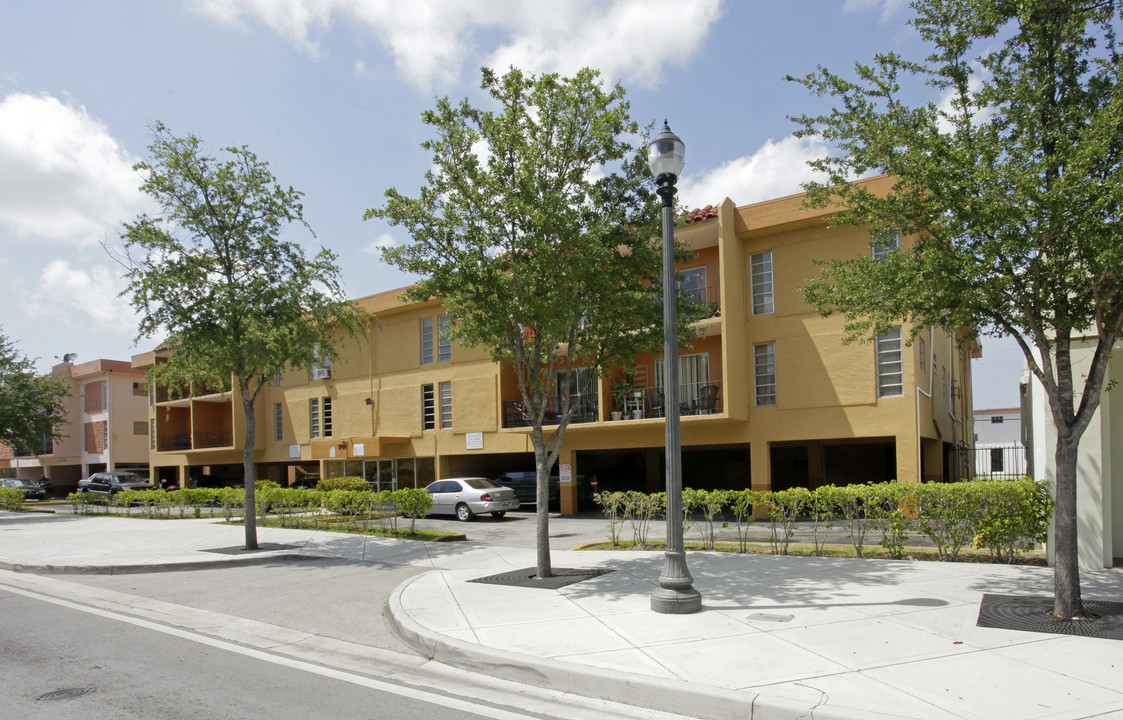 Green Tree Apartments in Miami, FL - Building Photo