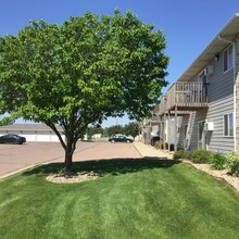 Meadowbrook Apartments in Sioux Falls, SD - Building Photo - Building Photo