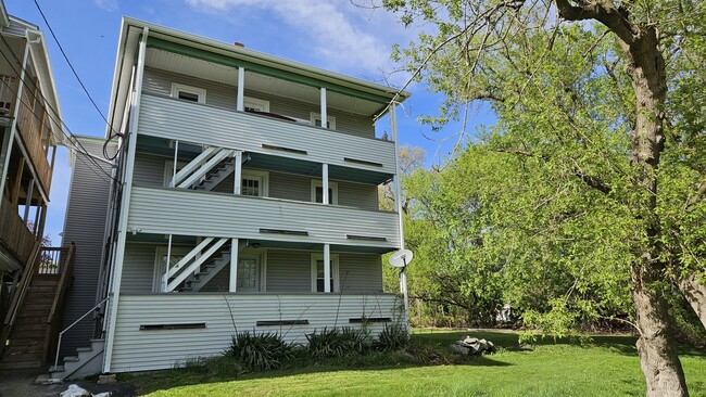 8 Robinson St, Unit 8 Robinson St Unit 3F in Webster, MA - Foto de edificio - Building Photo