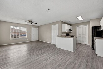 4660 W Dover St in Fayetteville, AR - Foto de edificio - Building Photo