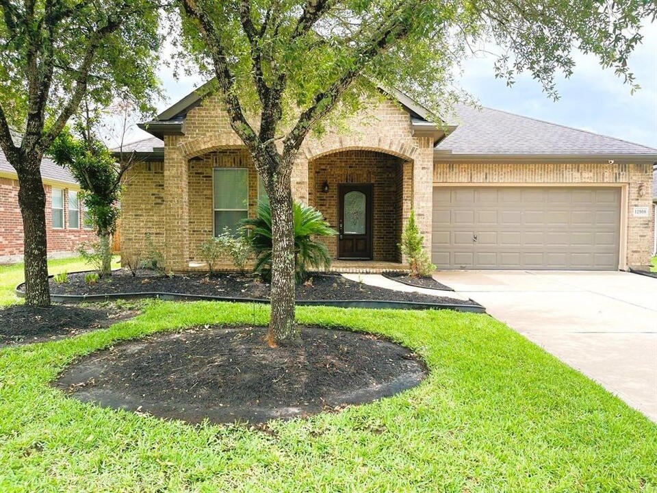 12908 Flat Creek Dr in Pearland, TX - Foto de edificio