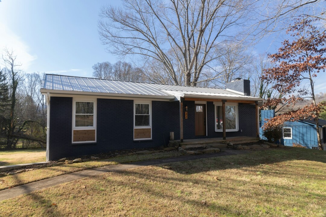 32 Clovernook Dr in Arden, NC - Building Photo