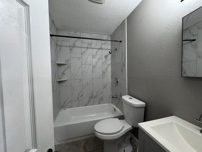 1305 W 48th St, Unit B in North Little Rock, AR - Foto de edificio - Building Photo