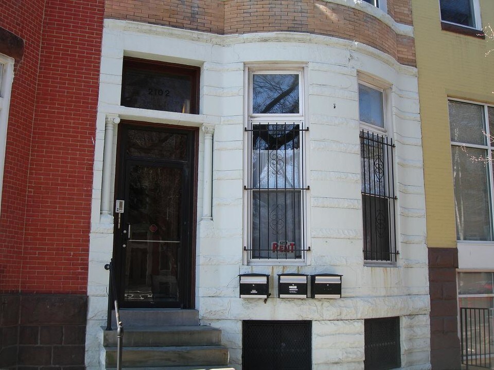 2102 N Charles St in Baltimore, MD - Building Photo