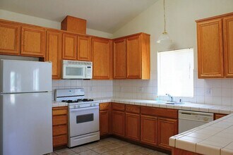1072 Mockingbird Hill in Valley Springs, CA - Building Photo - Building Photo