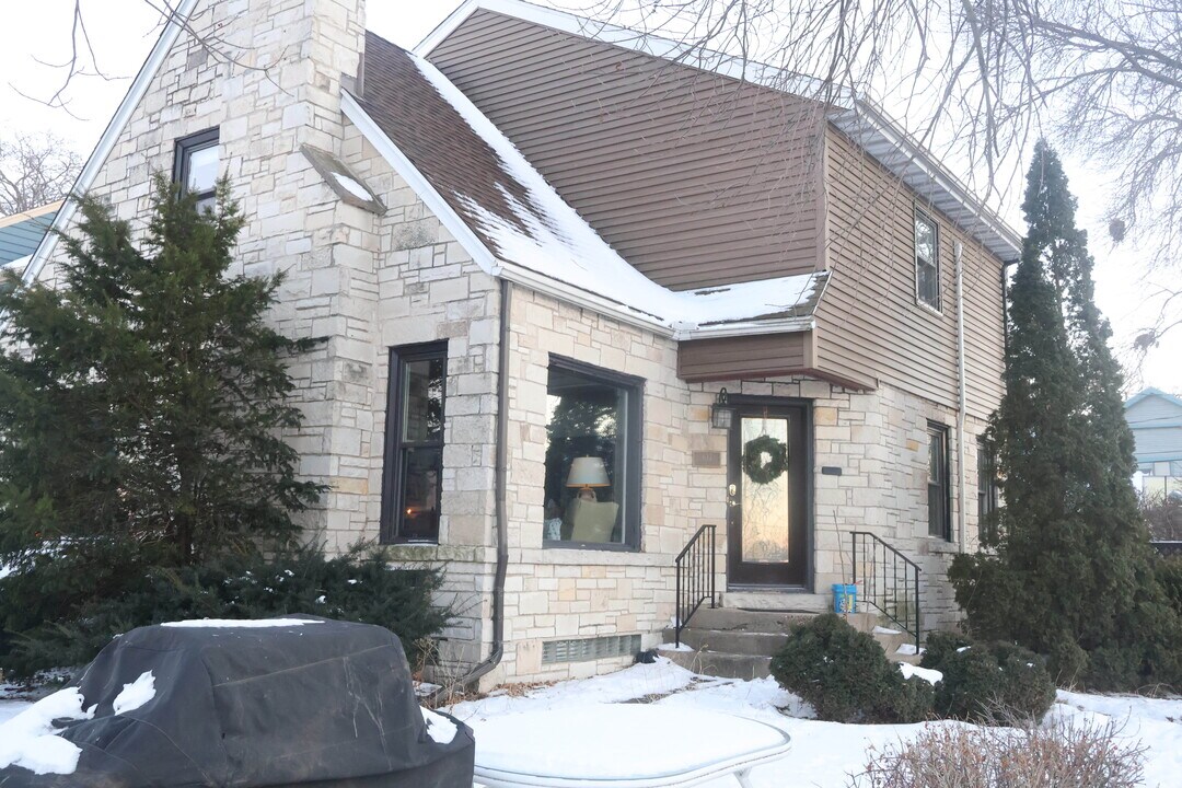 637 S Shore Dr in Madison, WI - Building Photo