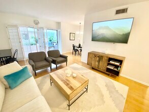 1131 Alta Loma Rd, Unit 123 in West Hollywood, CA - Foto de edificio - Building Photo