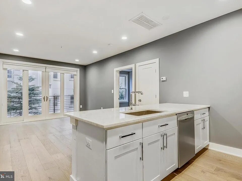 1412 Chapin St NW, Unit 403 in Washington, DC - Building Photo