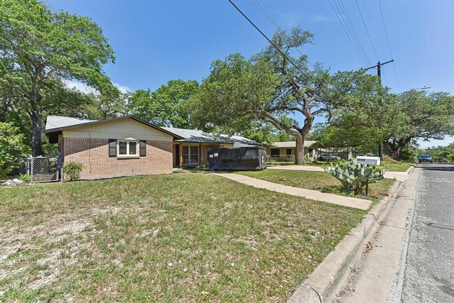 property at 11702 N Oaks Dr