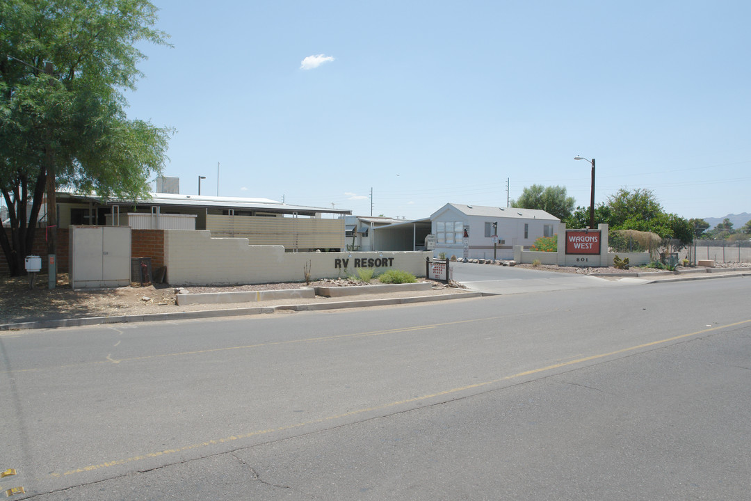 801 W Limberlost Dr in Tucson, AZ - Foto de edificio